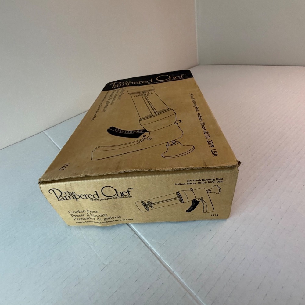 The Pampered Chef Cookie Press #1525 Complete In Box, Including Set Of 16 Molds - Picture 3 of 13
